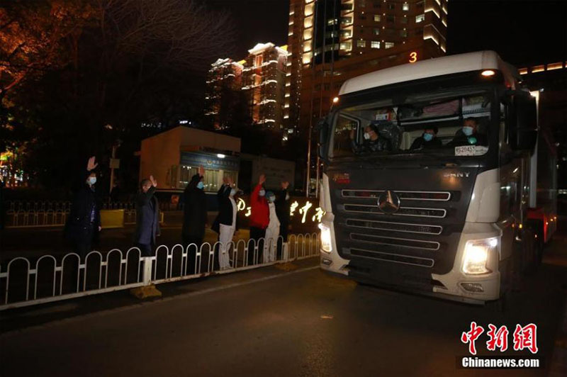 La máquina móvil de tomografías computarizadas transportada por un vehículo sale del Hospital Zhongnan de la Universidad de Wuhan en Wuhan, provincia de Hubei, en el centro de China, el 10 de enero de 2021. 