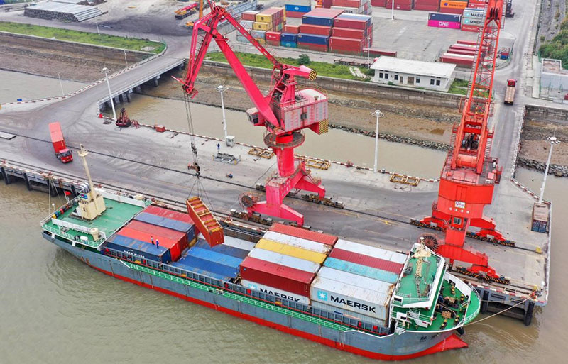 El 12 de julio de 2020, la foto muestra la carga de contenedores en un carguero en el puerto de Longmen en Wenling, ciudad de Taizhou en la provincia de Zhejiang (este de China). (Liu Zhenqing / Pueblo en Línea)