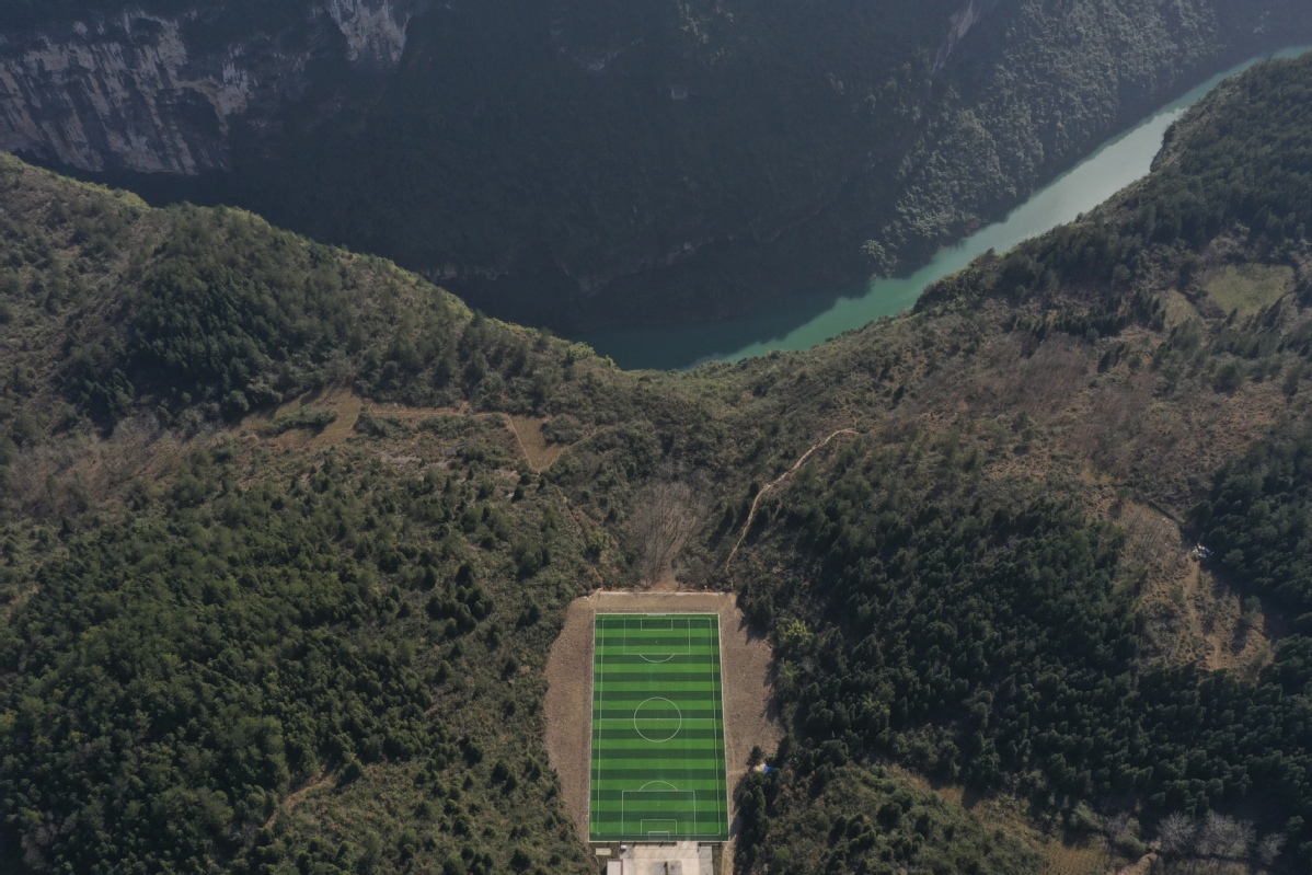 El campo de fútbol de Apengjiang, ubicado en el límite del Área Escénica de la Garganta Shengui en la ciudad de Apengjiang, distrito Qianjiang de Chongqing, es conocido como "el campo de fútbol de la garganta". [Foto de Zhong Youjiang para chinadaily.com.cn] 