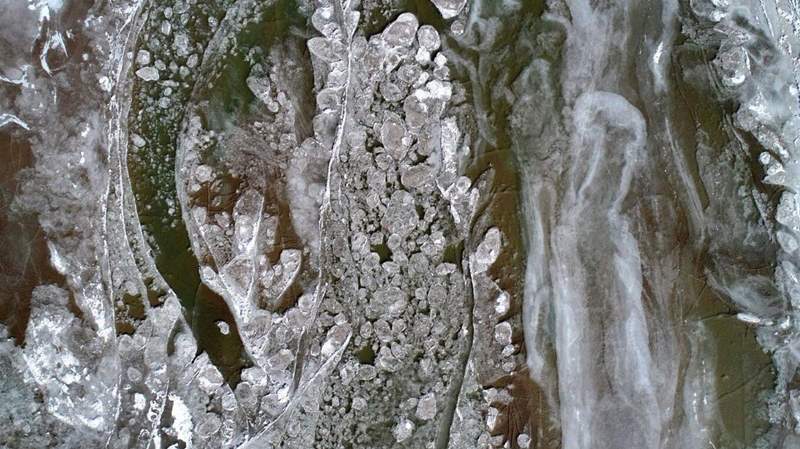 Imágenes aéreas de un mosaico flotante de hielo por el río Amarillo en el condado Helan, región autónoma Hui de Ningxia. [Foto proporcionada a chinadaily.com.cn por Li Jing]