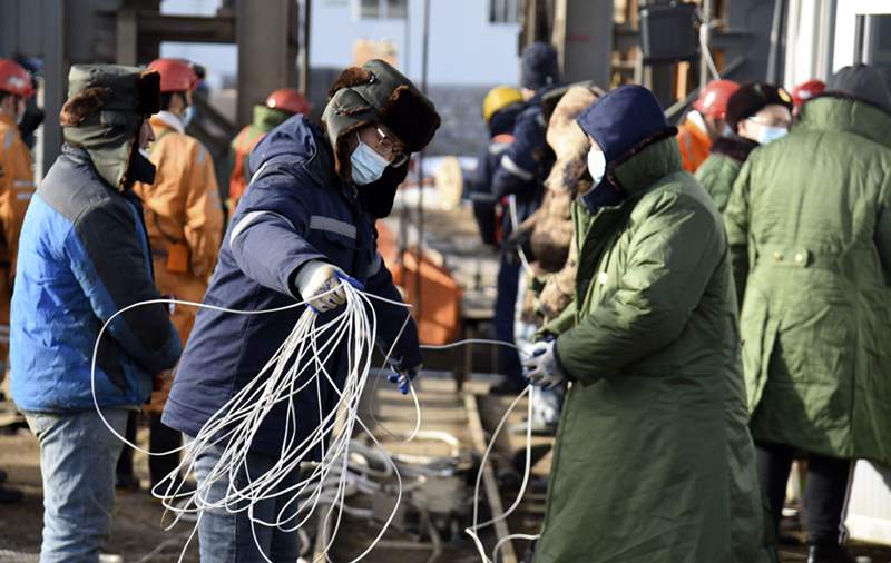 Un cable se utiliza para enviar suplementos nutricionales y otros suministros a los mineros atrapados. (Foto: Wang Kai/ Xinhua)
