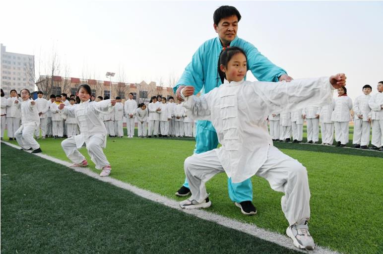 El 21 de diciembre de 2020, los estudiantes aprendían Taijiquan en la segunda escuela primaria experimental del condado Guangping en la ciudad de Handan, provincia de Hebei, en el norte de China. (Cheng Xuehu / Pueblo en Línea)