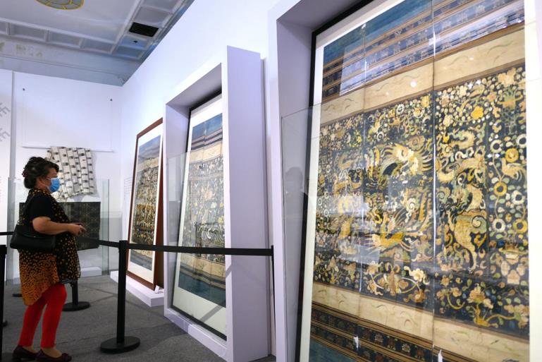 El 22 de septiembre de 2020, en el Palacio Cultural de las Nacionalidades en Beijing, los visitantes visitaron la Exposición de Técnicas Textiles de la Etnia Li en la isla de Hainan, en el sur de China. (He Luqi / Pueblo en Línea)