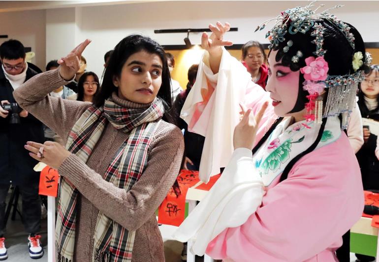 El 21 de diciembre de 2020, Annie, una estudiante paquistaní aprendió, Ópera Kunqu con Lv Jia, actriz de Kunqu en el Instituto de Ingeniería Textil y de Vestuario de la Universidad de Soochow, en la provincia de Jiangsu (en el al este de China). (Hua Xuegen / Pueblo en Línea)