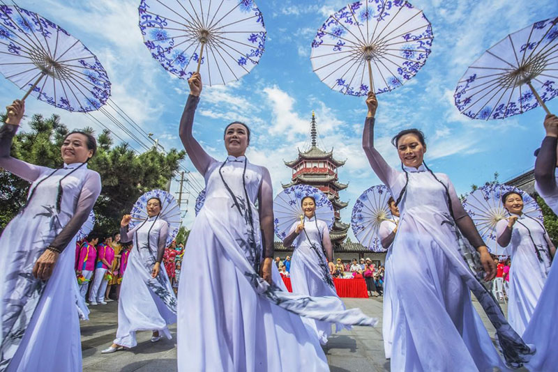 El 24 de julio de 2020, en Nantong, provincia de Jiangsu, el grupo de baile Changqing, formado por mujeres mayores, participó en una actuación. Imagen de Qian Weizhang / Pueblo en Línea