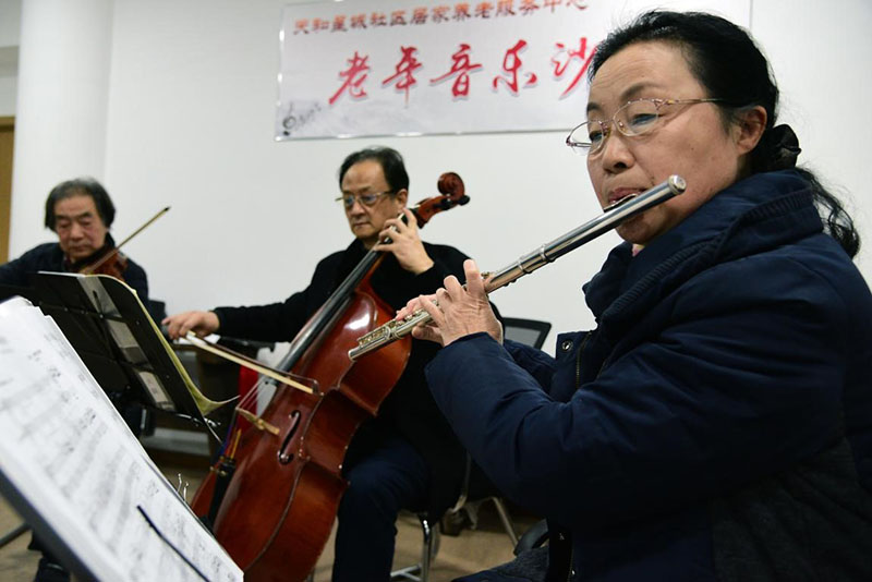 El 15 de enero de 2021, en la comunidad Tianhe Xingcheng de la ciudad de Zhenjiang, en la provincia de Jiangsu, varios amantes de la música de edad avanzada formaron un grupo musical e interpretaron la "Oda a las Montañas Yimeng". Imagen de Shi Yucheng / Pueblo en Línea