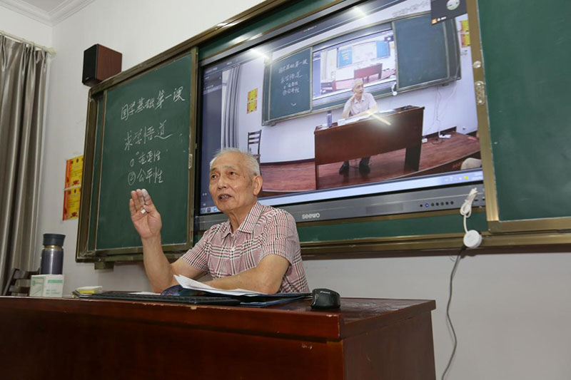 El 14 de septiembre de 2020, un profesor de la Universidad de Xiangyang para Ancianos, en la provincia de Hubei, impartió un curso básico de estudios chinos a través de una plataforma de transmisión en vivo. Imagen de Yang Dong / Pueblo en Línea