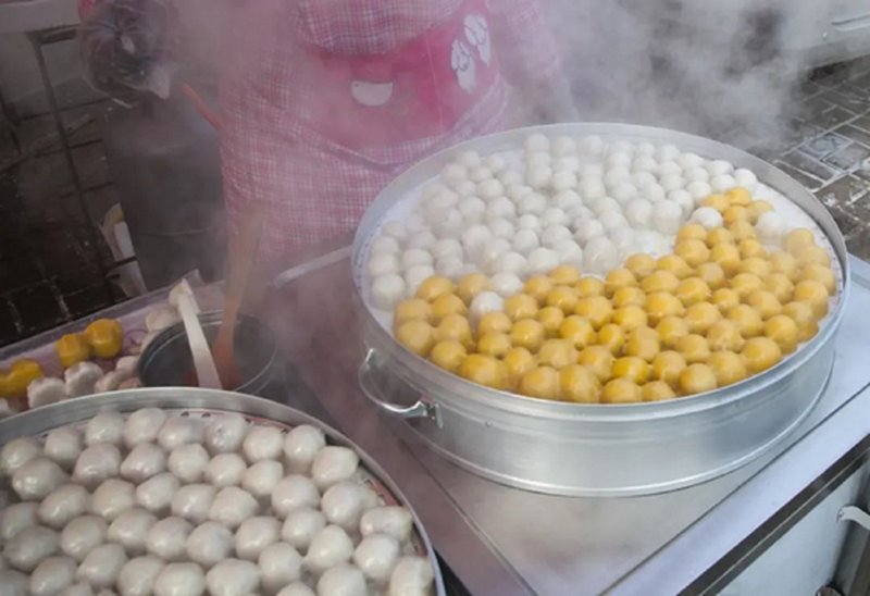 Doubao, un bollo al vapor que está relleno de pasta dulce de frijol, es un aperitivo muy popular en el noreste de China. [Foto: proporcionada a China Daily]