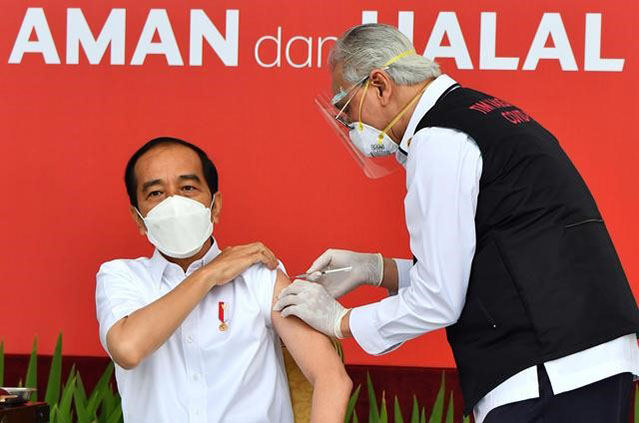 Foto tomada el 13 de enero, muestra al presidente indonesio Joko Widodo (izquierda) recibiendo una inyección de la vacuna contra la COVID-19 desarrollada por la compañía farmacéutica china Sinovac Biotech Ltd. en el Palacio Presidencial en Yakarta, Indonesia. (Foto / Palacio Presidencial de Indonesia)