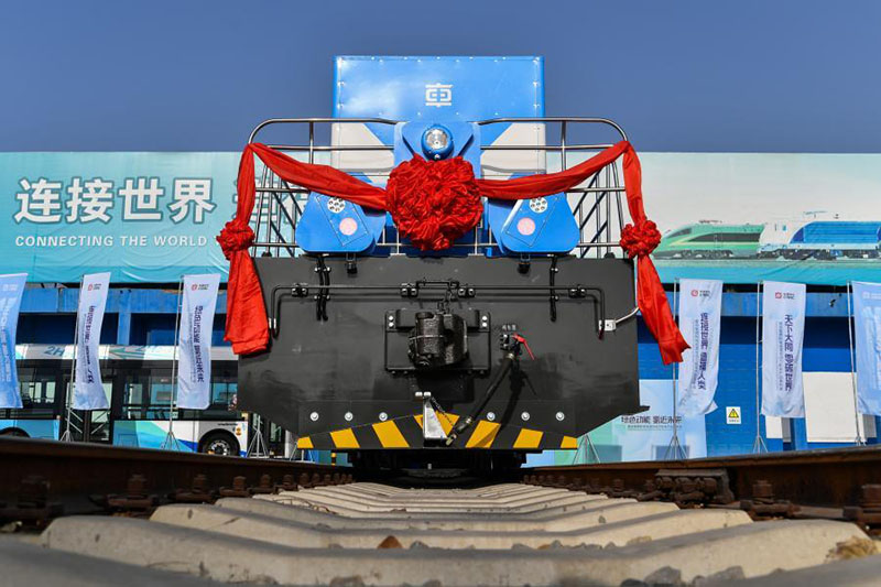 Foto aérea tomada el 27 de enero de 2021 muestra la primera locomotora híbrida de célula de combustible de hidrógeno desarrollada por China en Datong. (Xinhua / Cao Yang)