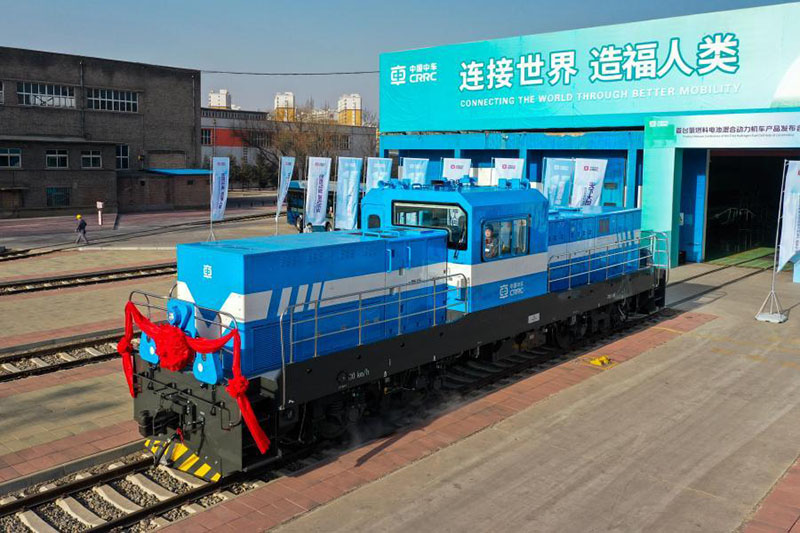 Foto aérea tomada el 27 de enero de 2021 muestra la primera locomotora híbrida de célula de combustible de hidrógeno desarrollada por China en Datong. (Xinhua / Cao Yang)