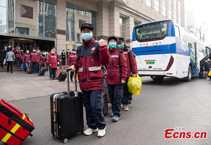 Un equipo médico asignado para ayudar a luchar contra la epidemia de COVID-19 en Shijiazhuang, en la provincia de Hebei, en el norte de China, regresa a casa el 27 de enero de 2021 (Foto: China News Service / Hou Yu).