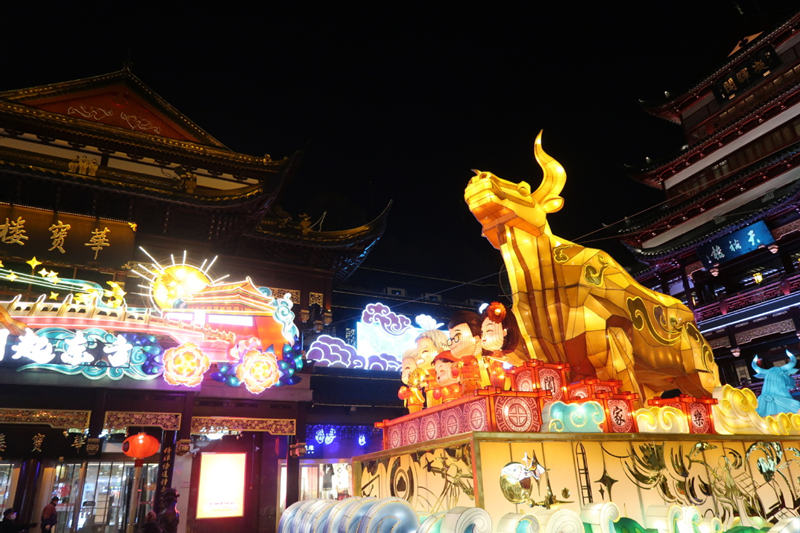 En la plaza principal del Jardín Yuyuan se han instalado obras alegóricas a la figura del buey, animal del zodíaco chino que regirá durante el próximo año lunar, Shanghai, 28 de enero del 2021. [Foto: Xing Yi/ China Daily]