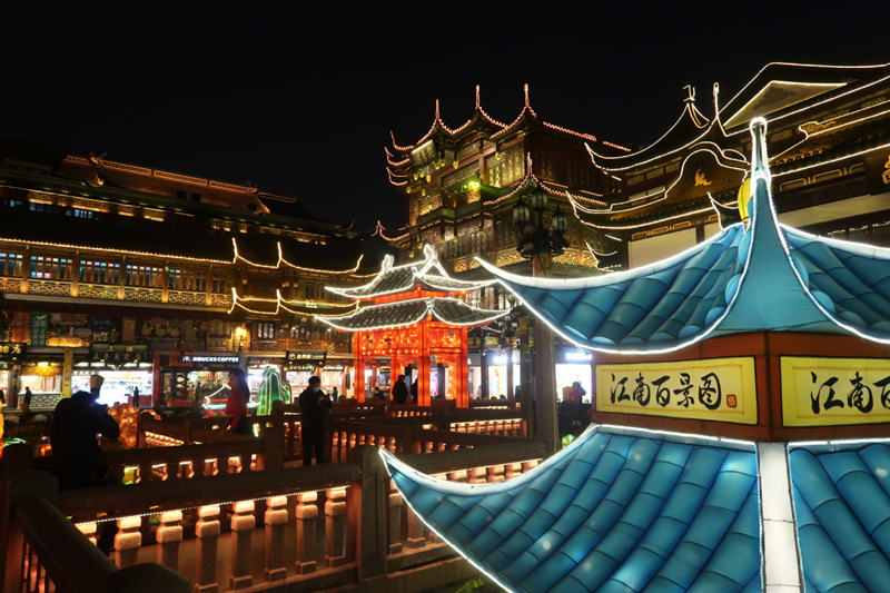 Faroles chinos recrean en el Jardín Yuyuan, sitio turístico e histórico de Shanghai, las “Cien Escenas de Jiangnan”, basadas en el popular juego electrónico homónimo, 28 de enero del 2021. [Foto: Xing Yi/ China Daily]