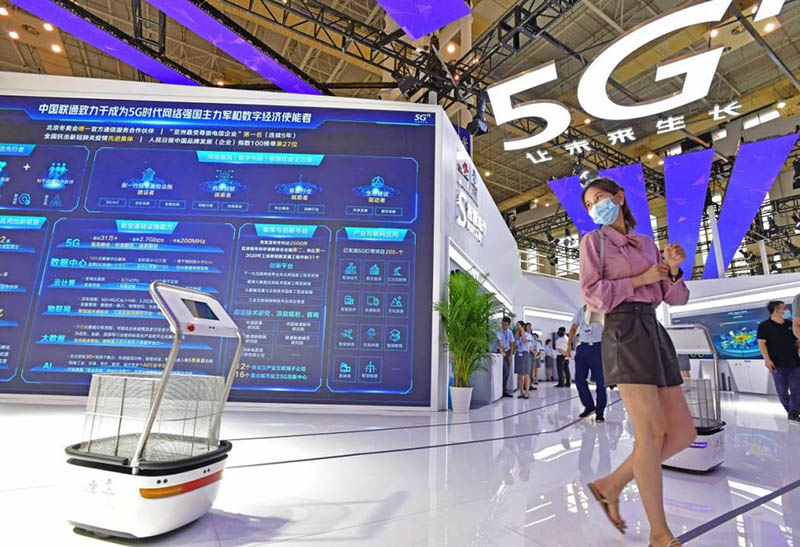 El 11 de septiembre de 2020, comenzó la Conferencia Mundial de Economía Digital 2020 en Ningbo, provincia de Zhejiang (este de China). Un mini vehículo inteligente 5G atrajo a los asistentes. (Zhang Yongtao / Pueblo en Línea)