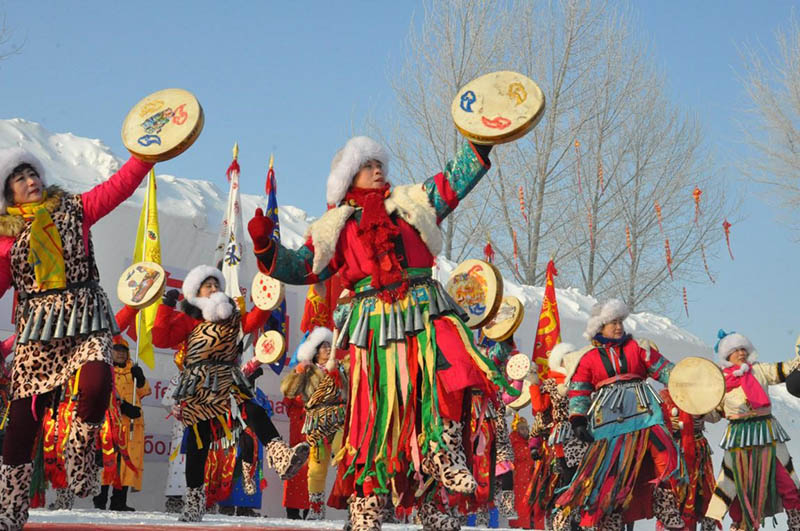 El 5 de enero de 2020, la danza del chamanismo es una tradición popular local como parte de un festival de pesca y caza de invierno en la ciudad de Zhaodong, provincia de Heilongjiang, noreste de China. (Huo Yongxiang / Pueblo en Línea)