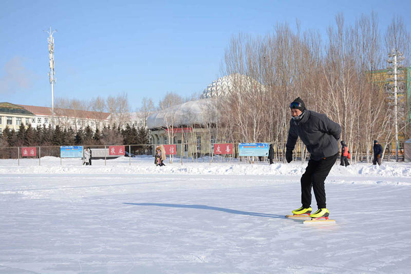 Wang Quanli patina en una pista de hielo en Yakeshi, región autónoma de Mongolia Interior, el 28 de enero. [Foto de Yang Xiaogang / para chinadaily.com.cn]
