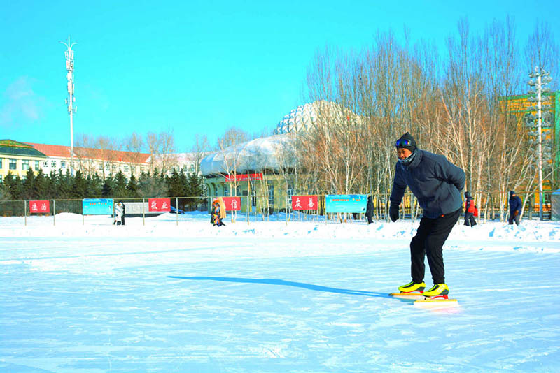 Wang Quanli patina en una pista de hielo en Yakeshi, región autónoma de Mongolia Interior, el 28 de enero. [Foto de Yang Xiaogang / para chinadaily.com.cn]