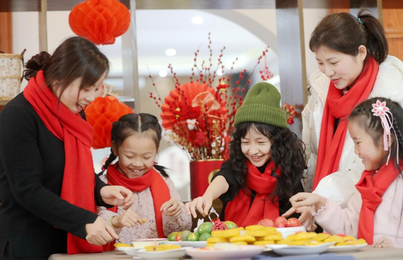 El 31 de enero de 2021, en el municipio Leidian del condado Deqing, en la ciudad de Huzhou, provincia de Zhejiang, los maestros enseñaron a los niños a hacer postres tradicionales. Sus padres trabajan en la ciudad y planean quedarse allí para celebrar el Año Nuevo Chino. (Xie Shangguo / Pueblo en Línea)