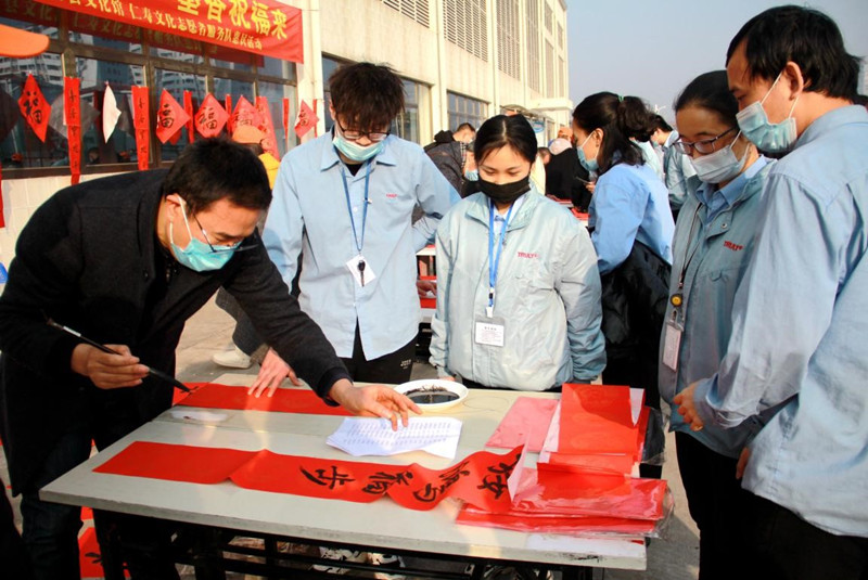El 1 de febrero de 2021, un calígrafo escribió coplas del Festival de Primavera para los empleados que permanecerán en sus lugares de trabajo sin regresar a sus pueblos natales. Trabajan para Truly (Renshou) High-end Display Technology Limited Company en el condado Renshou de la ciudad de Meishan, provincia de Sichuan. (Pan Shuai / Pueblo en Línea)