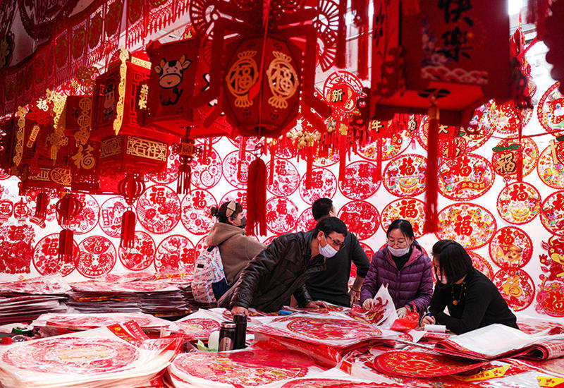 Clientes compran decoraciones del Festival de la Primavera en Shuangxing Wholesale Market,  Dalian, Liaoning, 25 de enero del 2021. [Foto: Lyu Wenzheng/ China Daily]