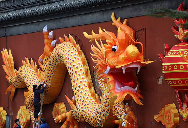 La luminaria con la imagen del dragón gigante se ha restaurado en Nanjing, Jiangsu. [Foto: Li Wenbao/ China Daily]