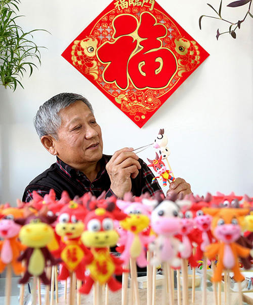 A medida que se acerca el Año Nuevo Lunar, el artista popular Kan Zongqin de Zaozhuang, Shandong, crea la instalación Cien Bueyes en Primavera, 29 de enero del 2021. [Foto: Ji Zhe/ China Daily]