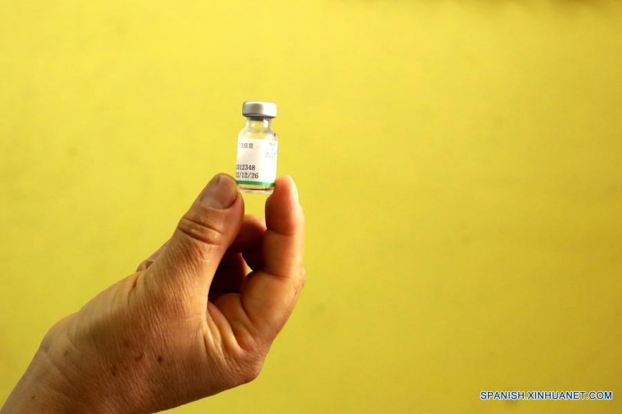 Una trabajadora de la salud sostiene un vial de una vacuna del laboratorio chino Sinopharm contra la enfermedad del nuevo coronavirus (COVID-19), en el Hospital Nacional San Bartolomé, en Lima, Perú, el 9 de febrero de 2021. Perú inició el martes su primera etapa de vacunación contra la COVID-19, que incluye al personal de salud que recibirá los inmunizantes del laboratorio chino Sinopharm. (Xinhua/Mariana Bazo)