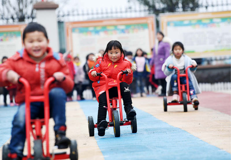 Li Qingyi juega en un jardín de la infancia de Dafang, provincia de Guizhou, 24 de diciembre del 2020.
