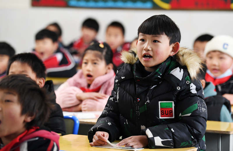 Li Siyu responde a la pregunta de su maestro en la escuela primaria de Dafang, 24 de diciembre del 2020.
