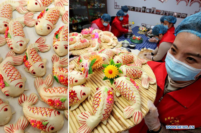 Los voluntarios preparan aperitivos de masa con forma de pescado que simbolizan la cornucopia antes del Año Nuevo Chino en Zaozhuang, provincia de Shandong, en el este de China, el 2 de febrero de 2021. [Foto / Xinhua]