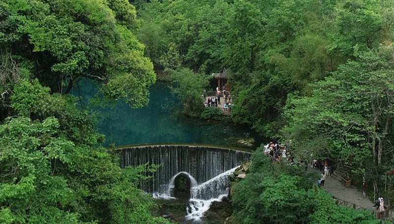 La zona turística de Libo, en la provincia de Guizhou, impresiona todo el año por sus hermosas montañas, bosques, cascadas y formas únicas de formaciones kársticas. [Foto: Yao Xiandun/ Chinadaily]