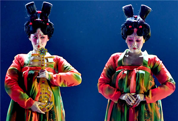 Dos de las bailarinas se forman completamente y se visten como las mujeres de la pintura original. [Foto/Xinhua]