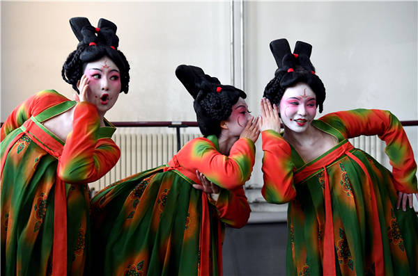 Tres bailarinas ataviadas como las mujeres de la pintura original en que se inspira la obra “Un banquete de la dinastía Tang”. [Foto: Xinhua]