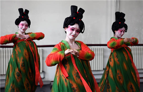 Tres bailarinas ataviadas como las mujeres de la pintura original en que se inspira la obra “Un banquete de la dinastía Tang”. [Foto: Xinhua]