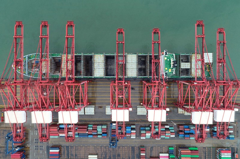 El 7 de agosto de 2020, la foto muestra la carga de mercancías en un carguero en el muelle de contenedores del puerto de Lianyungang en la provincia de Jiangsu, en el este de China. (Wang Jianmin / Pueblo en Línea)