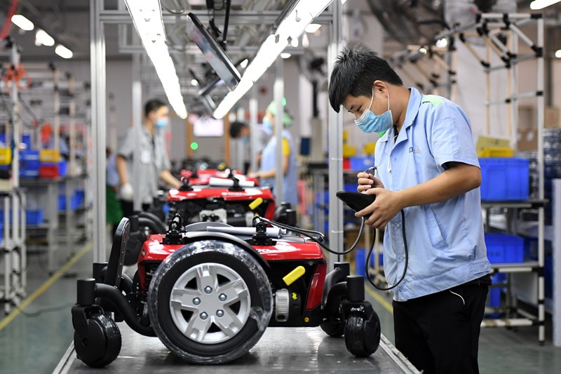 El 3 de julio de 2020, los empleados ensamblan sillas de ruedas eléctricas en las líneas de producción de Jiehe Electric Machine (Jiangxi) Co., Ltd. en la ciudad de Fengcheng, provincia de Jiangxi (en el sureste de China). (Zhou Liang / Pueblo en Línea)