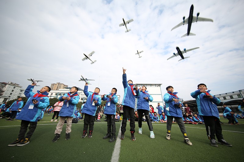 Los estudiantes de la escuela primaria participan en una competición de vuelo de modelos de aviones en el condado Danzhai, provincia de Guizhou, el 31 de diciembre de 2020. Huang Xiaohai / Pueblo en Línea