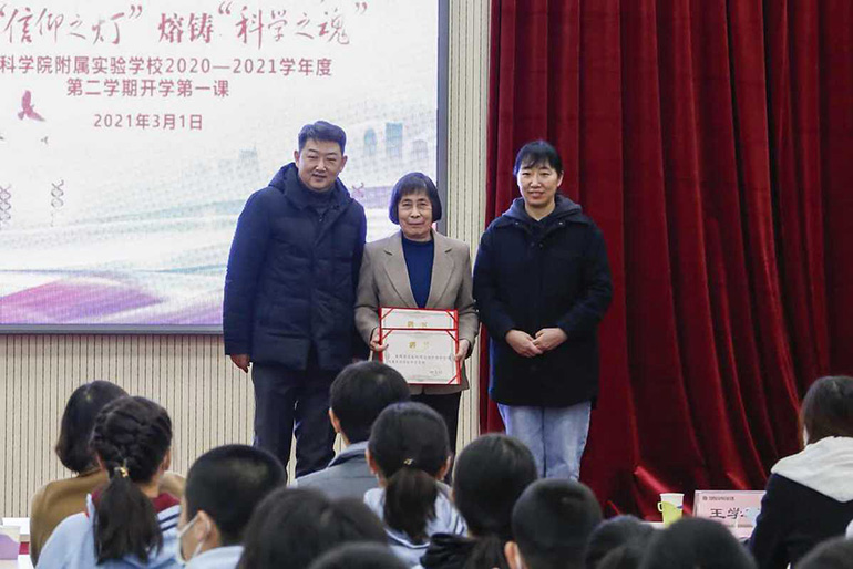 Todos los estudiantes de guarderías, además de escuelas primarias y secundarias en Beijing comenzaron su semestre de primavera presencial el lunes. [Proporcionado a chinadaily.com.cn]