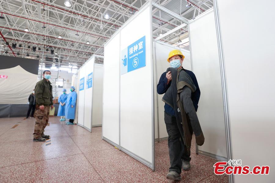 Obrero que trabaja en la construcción de las sedes de los Juegos Olímpicos de Invierno Beijing 2022 recibe la vacuna contra el COVID-19, Beijing, 2 de marzo del 2021. (Foto: China News Service/ Han Haiyue)