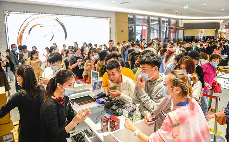 El 11 de noviembre de 2020, los consumidores jóvenes hicieron fila para pagar en el mostrador de una tienda libre de impuestos en Haikou, provincia de Hainan. Wang Chenglong / Pueblo en Línea