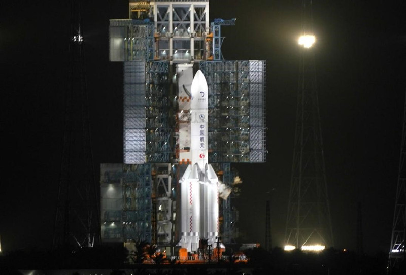 El cohete Larga Marcha-5 Y5, que transporta la sonda lunar Chang'e-5 del país, despega del sitio de lanzamiento de naves espaciales Wenchang, en la provincia de Hainan, 24 de noviembre del 2020. (Foto: Zhou Guoqiang/ Pueblo en Línea)
