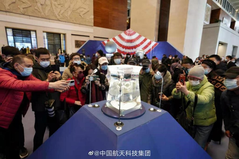 Los visitantes toman fotos de algunas de las muestras lunares traídas por la sonda lunar chang'e-5 de China que se exponen en el Museo Nacional de China, 27 de febrero del 2021. (Foto: CASC)