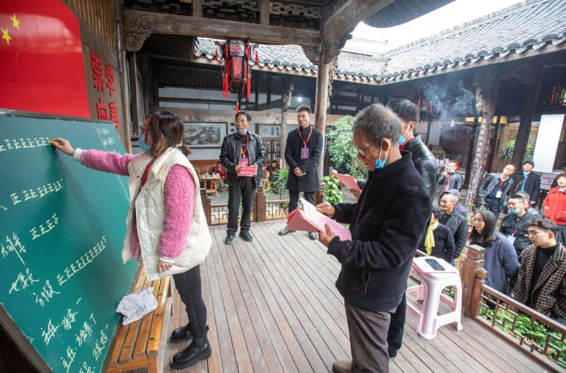 Residentes eligen a funcionarios de la aldea de Qianxibian, municipio de Tangya, Jinhua, en la provincia de Zhejiang, 26 de noviembre del 2020. (Foto: Yang Meiqing/ Pueblo en Línea)