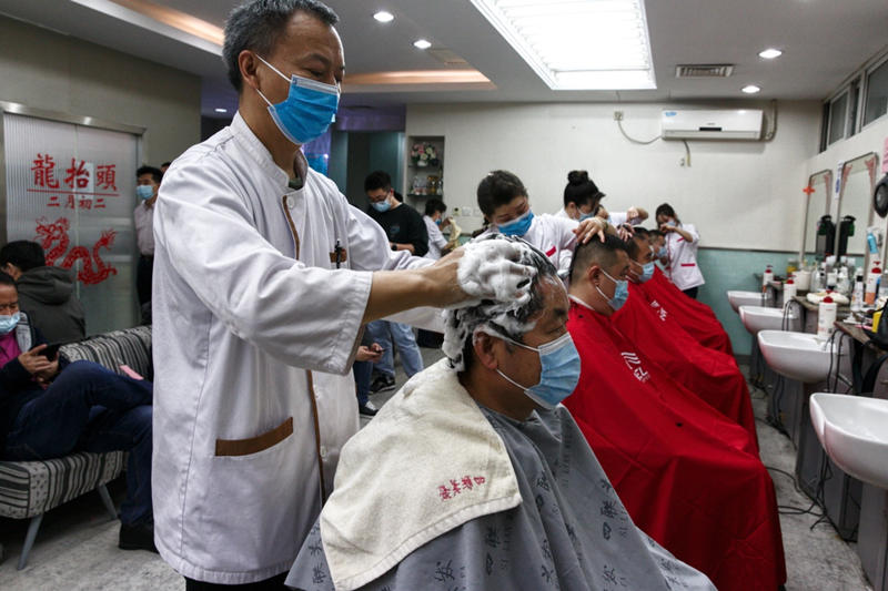 La barbería-peluquería Silian, ubicada en la atractiva calle de Wangfujing, hoy tuvo que “madrugar” para atender a la mayor cantidad de clientes diarios del año, Beijing, 14 de marzo del 2021. [Foto: Jiang Dong/ China Daily]