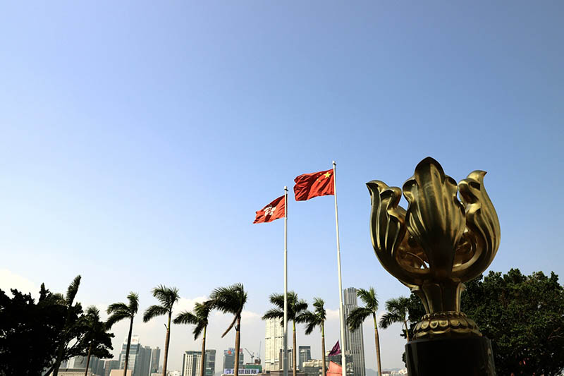 En la plaza Golden Bauhinia en Hong Kong, la bandera nacional de China y la bandera regional de la Región Administrativa Especial de Hong Kong ondean al viento. (You Bing / Pueblo en Línea)