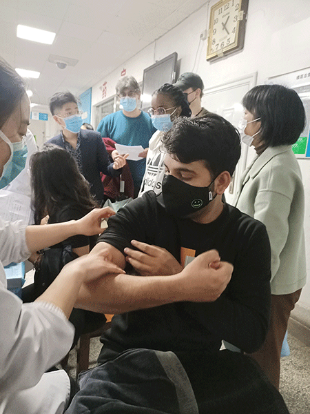 El estudiante paquistaní Muhammad Sultan Irshad se inyecta la primera dosis de la vacuna china contra el COVID-19 en el centro médico del campus de la Universidad de Wuhan, provincia de Hubei, 16 de marzo del 2021. [Foto: proporcionada a China Daily]