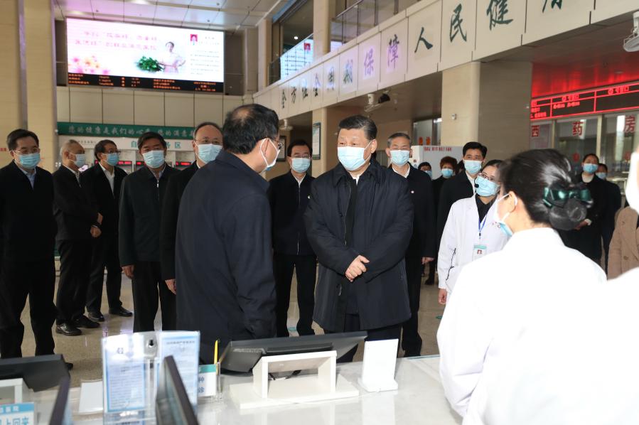 SANMING, 23 marzo, 2021 (Xinhua) -- El presidente chino, Xi Jinping, también secretario general del Comité Central del Partido Comunista de China y presidente de la Comisión Militar Central, conoce sobre la reforma del sistema local médico y de atención sanitaria en el Hospital General de Shaxian, en el distrito de Shaxian de la ciudad de Sanming, provincia de Fujian, el 23 de marzo de 2021. Xi visitó el martes el distrito de Shaxian de la ciudad de Sanming durante un viaje de inspección por la provincia de Fujian, en el este de China. (Xinhua/Wang Ye)