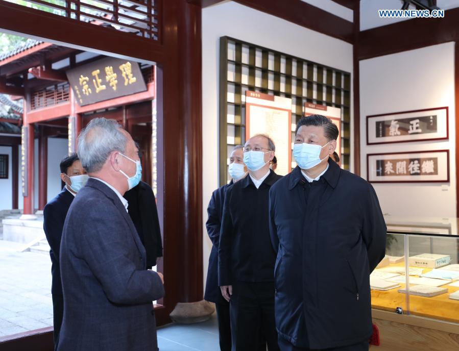 Xi Jinping, secretario general del Comité Central del Partido Comunista de China, se informa de los esfuerzos locales para transmitir la cultura tradicional mientras visita un parque dedicado a Zhu Xi, un renombrado filósofo chino del siglo XII, en la ciudad de Nanping, en la provincia de Fujian, el 22 de marzo de 2021. Xi Jinping llegó el lunes a la provincia de Fujian para realizar una inspección. (Xinhua/Ju Peng)