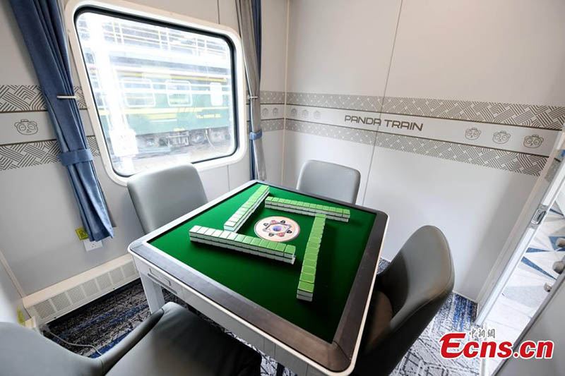 Esta foto tomada el 24 de marzo de 2021 muestra una sala de recreación equipada con una mesa de mahjong automática en el tren. 